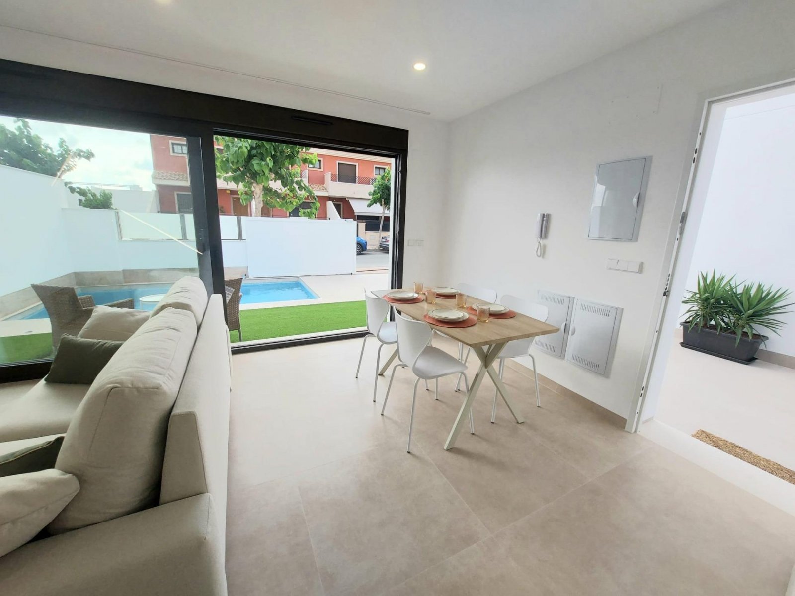 NEU GEBAUTE VILLEN IN SAN PEDRO DEL PINATAR Neu gebaute moderne Villen in der Nähe des Zentrums von San Pedro del Pinatar. Villen bauen ü