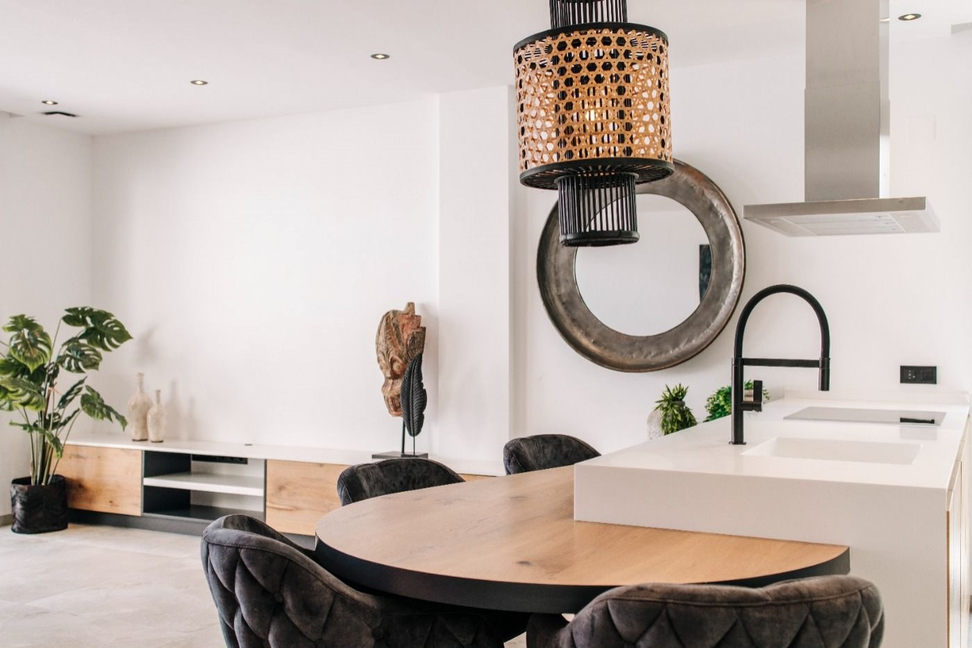 LUXUS- UND DESIGNWOHNUNG NEBEN DEM GOLFPLATZ Luxuswohnung bestehend aus 4 großen Schlafzimmern, 3 Bädern, eines der Zimmer en suite mit e