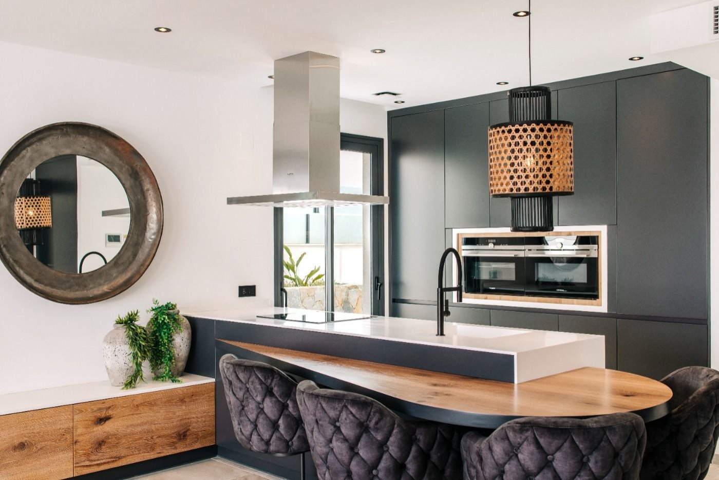 LUXUS- UND DESIGNWOHNUNG NEBEN DEM GOLFPLATZ Luxuswohnung bestehend aus 4 großen Schlafzimmern, 3 Bädern, eines der Zimmer en suite mit e