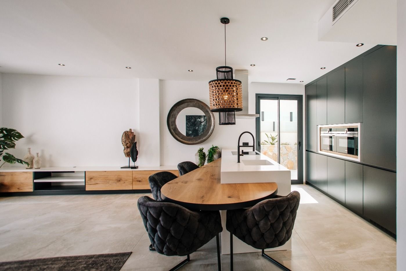 LUXUS- UND DESIGNWOHNUNG NEBEN DEM GOLFPLATZ Luxuswohnung bestehend aus 4 großen Schlafzimmern, 3 Bädern, eines der Zimmer en suite mit e