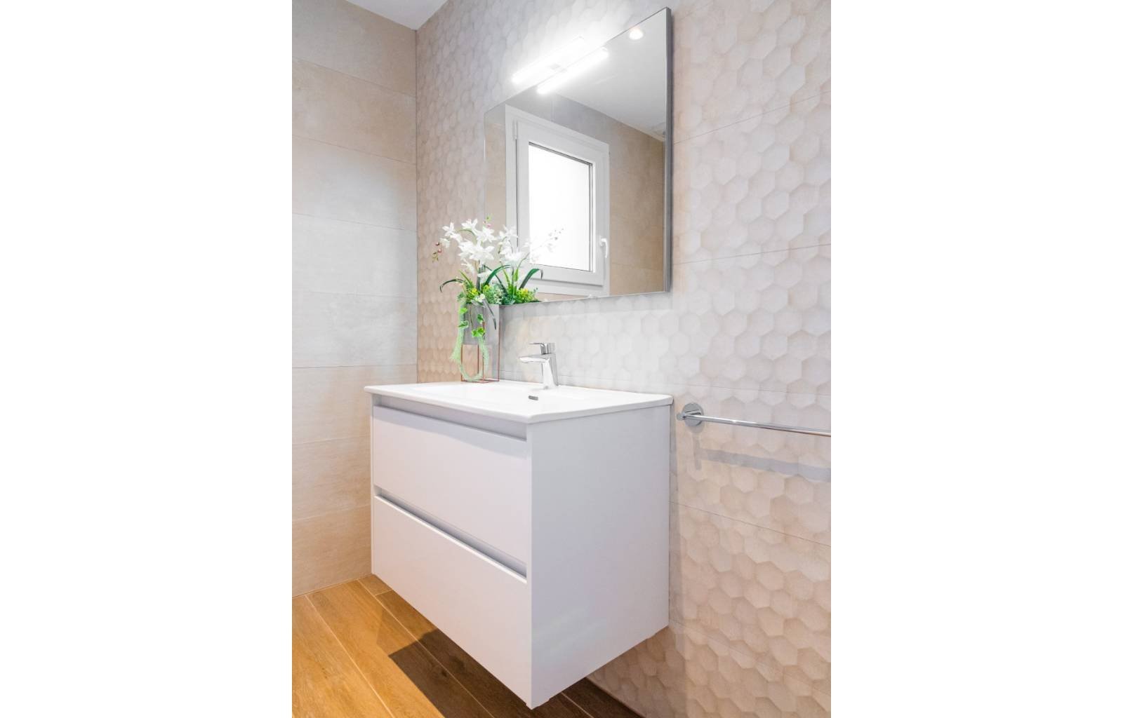  Schöne moderne Villa in Polop an der Costa Blanca Nord mit 3 Schlafzimmern und 2 Badezimmern, 1 davon en suite. Diese einstöckige Villa verfügt über 