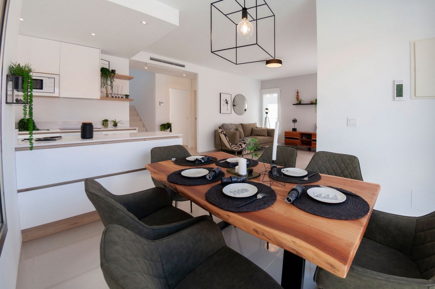 NEUE VILLA IN LOS ALCAZARES GEBAUT Schöne Neubau-Villa in Los Alcazares. Diese Villa mit geraden Linien gebaut über 2 Etagen und verfügt