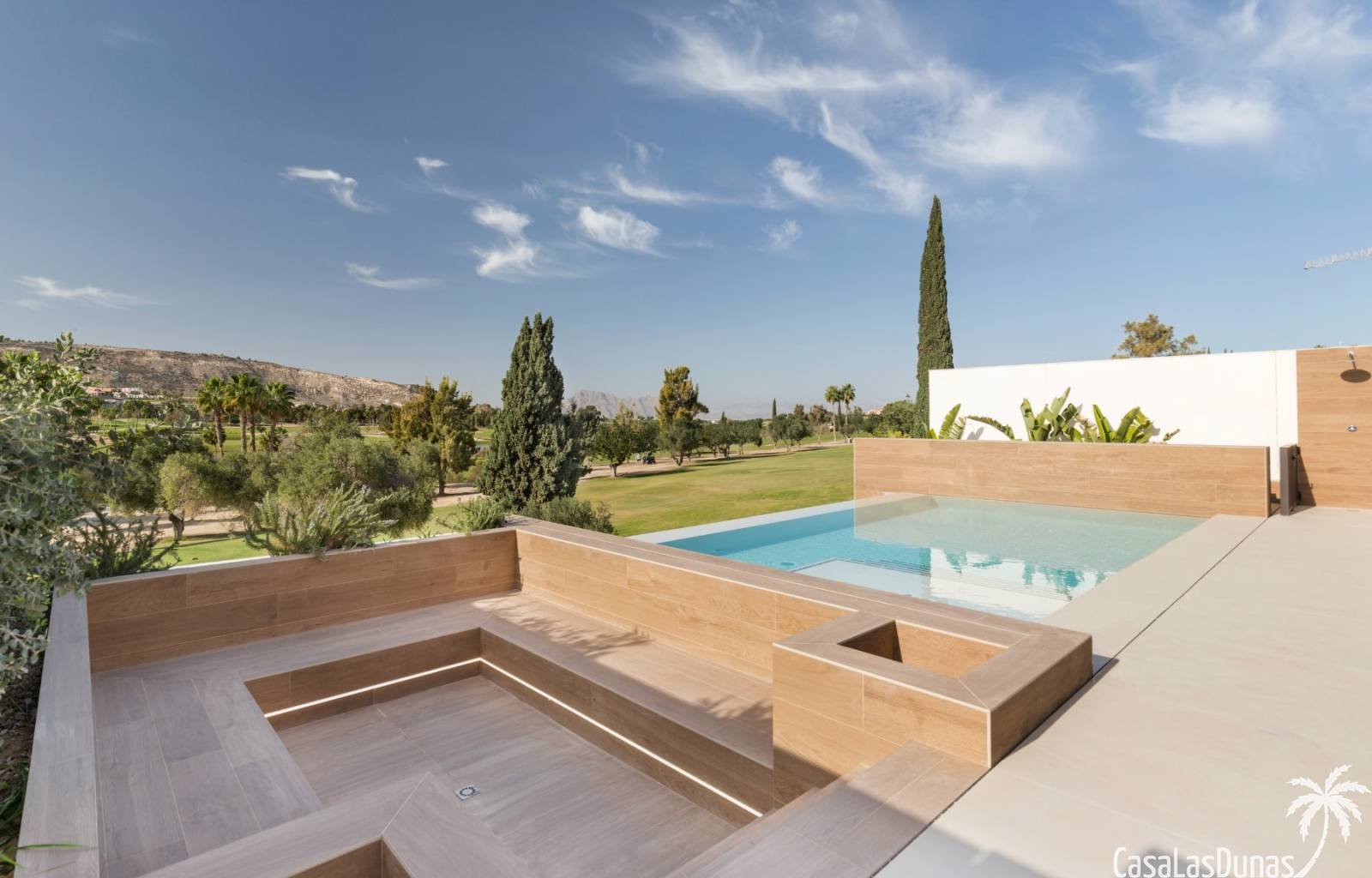 Diese exklusiven Villen sind ein wahrer Traum für Golfliebhaber. Diese luxuriösen Einfamilienhäuser verfügen über 3 Schlafzimmer und 3 Badezimmer und