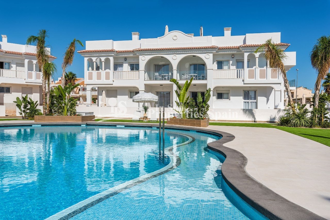 Rojales: 
												WUNDERVOLLES APARTMENT IN DOÑA PEPA, CIUDAD QUESADA - mit privatem Garten und Gemeinschaftspool.

Diese 95m2 Erdgeschoss-Wohnung besteht  