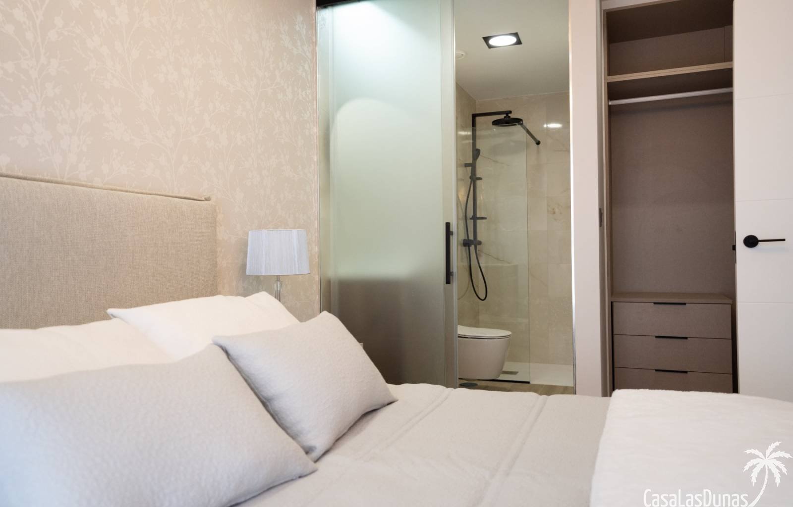 In Villamartin entsteht ein prächtiger Neubaukomplex mit 16 Doppelhäusern. Die modernen Apartments verfügen über 2 Schlafzimmer und 2 Badezimmer. Die