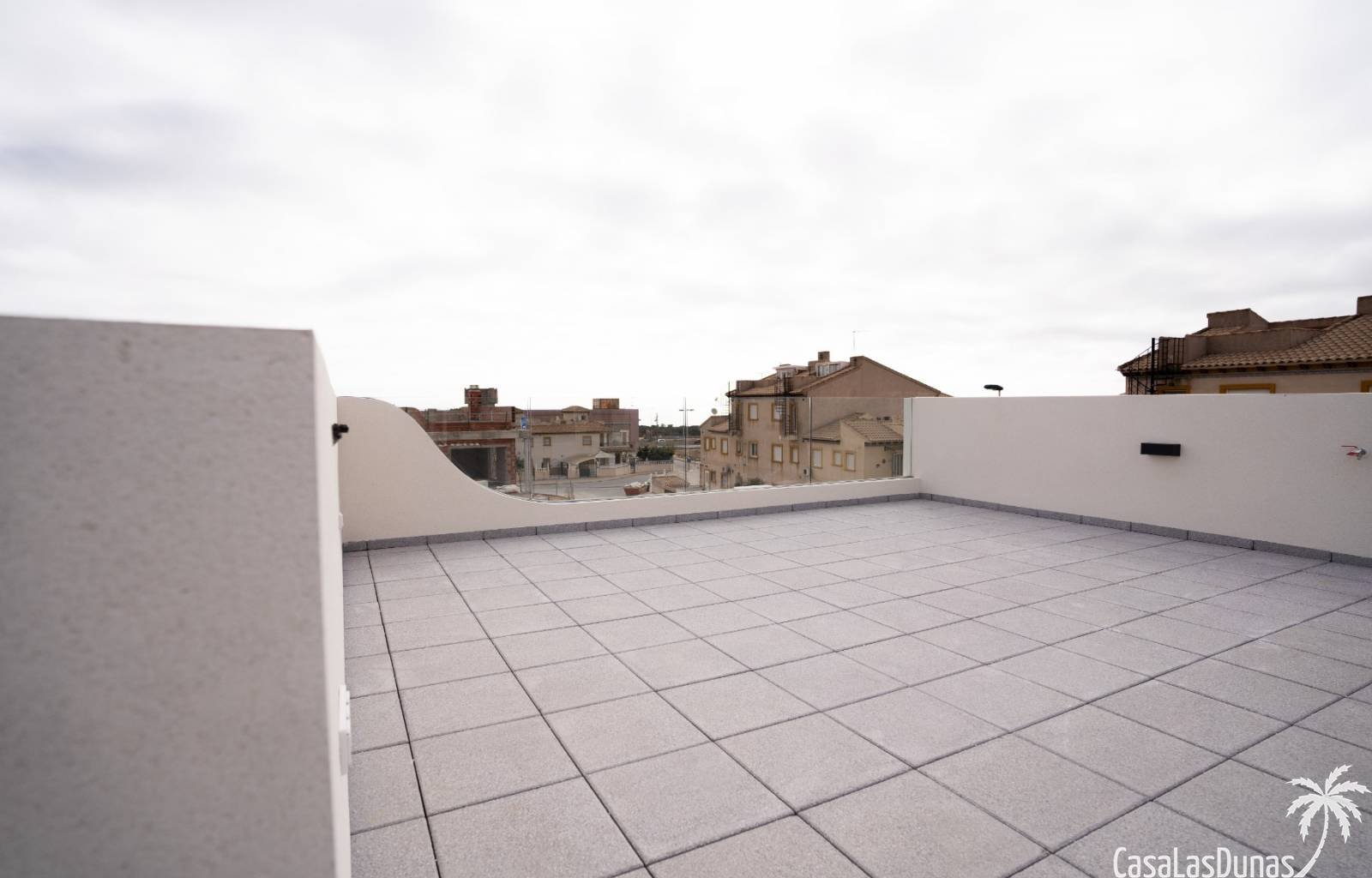 In Villamartin entsteht ein prächtiger Neubaukomplex mit 16 Doppelhäusern. Die modernen Apartments verfügen über 2 Schlafzimmer und 2 Badezimmer. Die