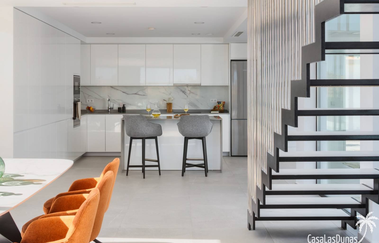 Dieses besondere Modell zeichnet sich durch die einzigartige Lage des Swimmingpools und das enorme Platzangebot, das diese Villa bietet, aus. Das rep