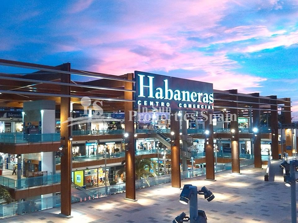 WONDERFUL NEW BUILD VILLA IN LA MATA, TORREVIEJA, nur 15 Minuten zu Fuß zum berühmten Playa de La Mata.
 
Diese 238m2 Villa ist auf einem