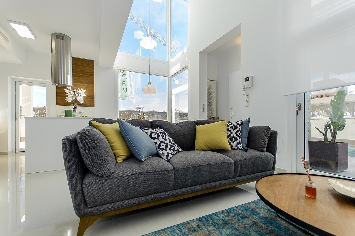 NEUBAU, SCHÖNE VILLA IN LA HERRADA, LOS MONTESINOS, mit privatem Pool und Garten.
 
Diese 116m2 Villa besteht aus 3 Schlafzimmern, 3 Bäde