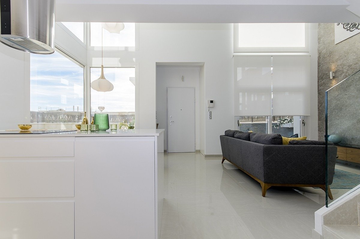 NEUBAU, SCHÖNE VILLA IN LA HERRADA, LOS MONTESINOS, mit privatem Pool und Garten.
 
Diese 116m2 Villa besteht aus 3 Schlafzimmern, 3 Bäde