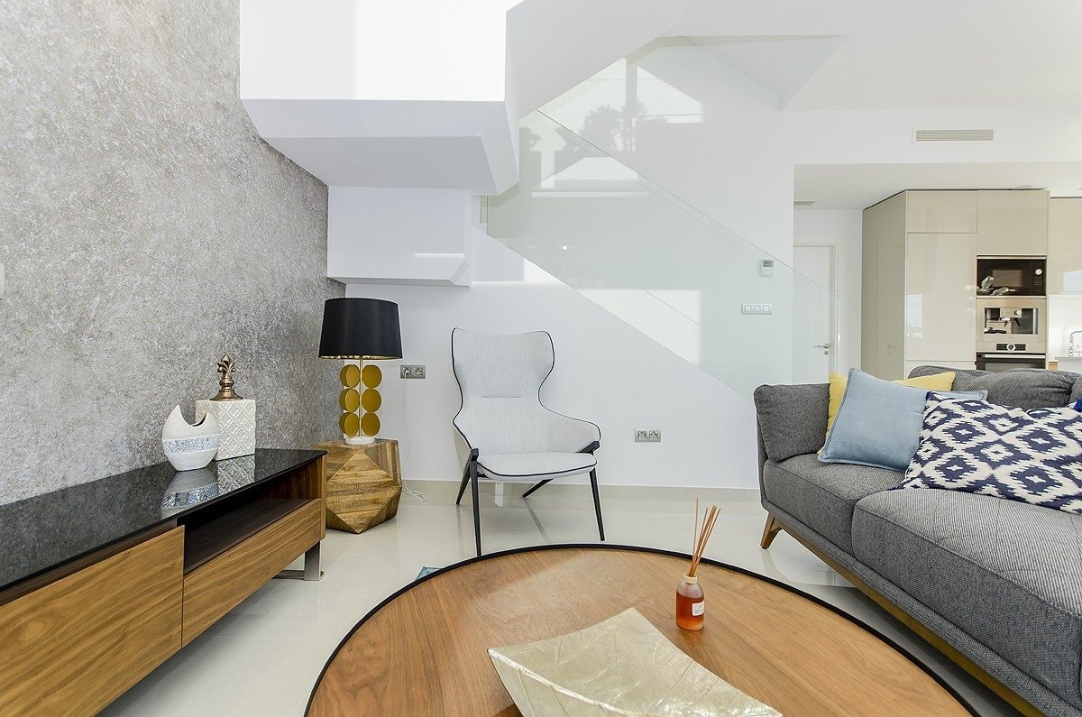 NEUBAU, SCHÖNE VILLA IN LA HERRADA, LOS MONTESINOS, mit privatem Pool und Garten.
 
Diese 116m2 Villa besteht aus 3 Schlafzimmern, 3 Bäde