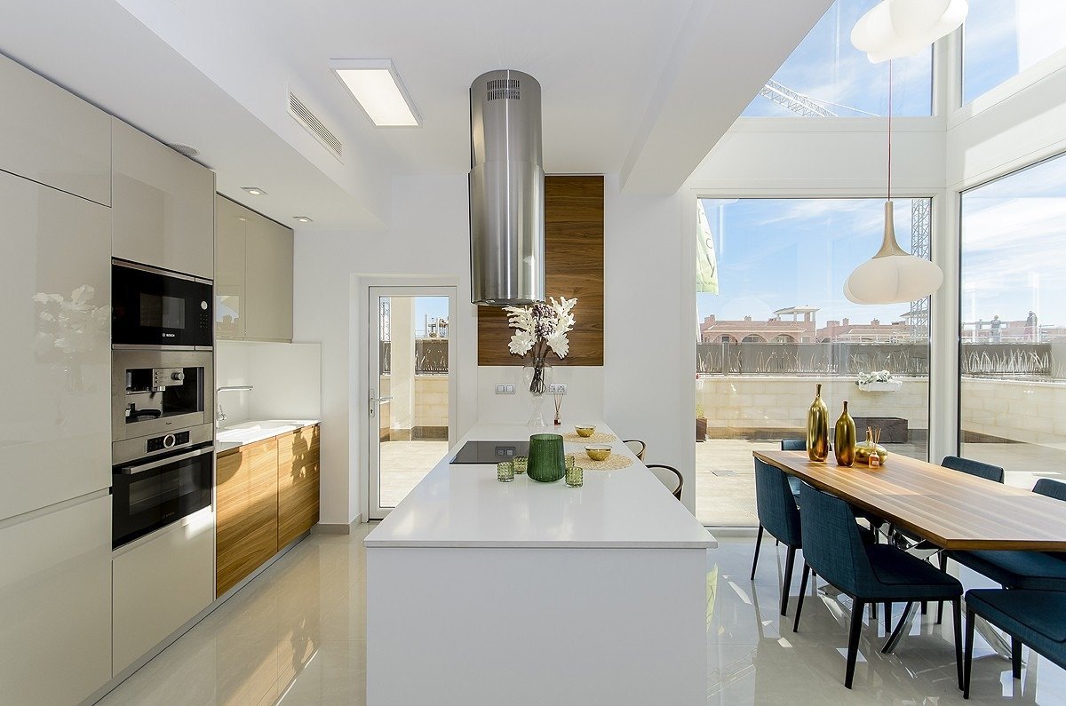 NEUBAU, SCHÖNE VILLA IN LA HERRADA, LOS MONTESINOS, mit privatem Pool und Garten.
 
Diese 116m2 Villa besteht aus 3 Schlafzimmern, 3 Bäde