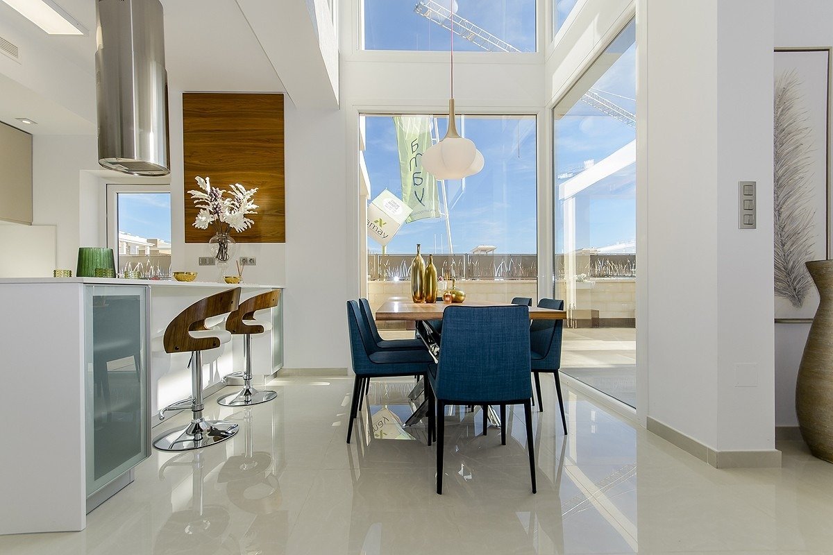 NEUBAU, SCHÖNE VILLA IN LA HERRADA, LOS MONTESINOS, mit privatem Pool und Garten.
 
Diese 116m2 Villa besteht aus 3 Schlafzimmern, 3 Bäde