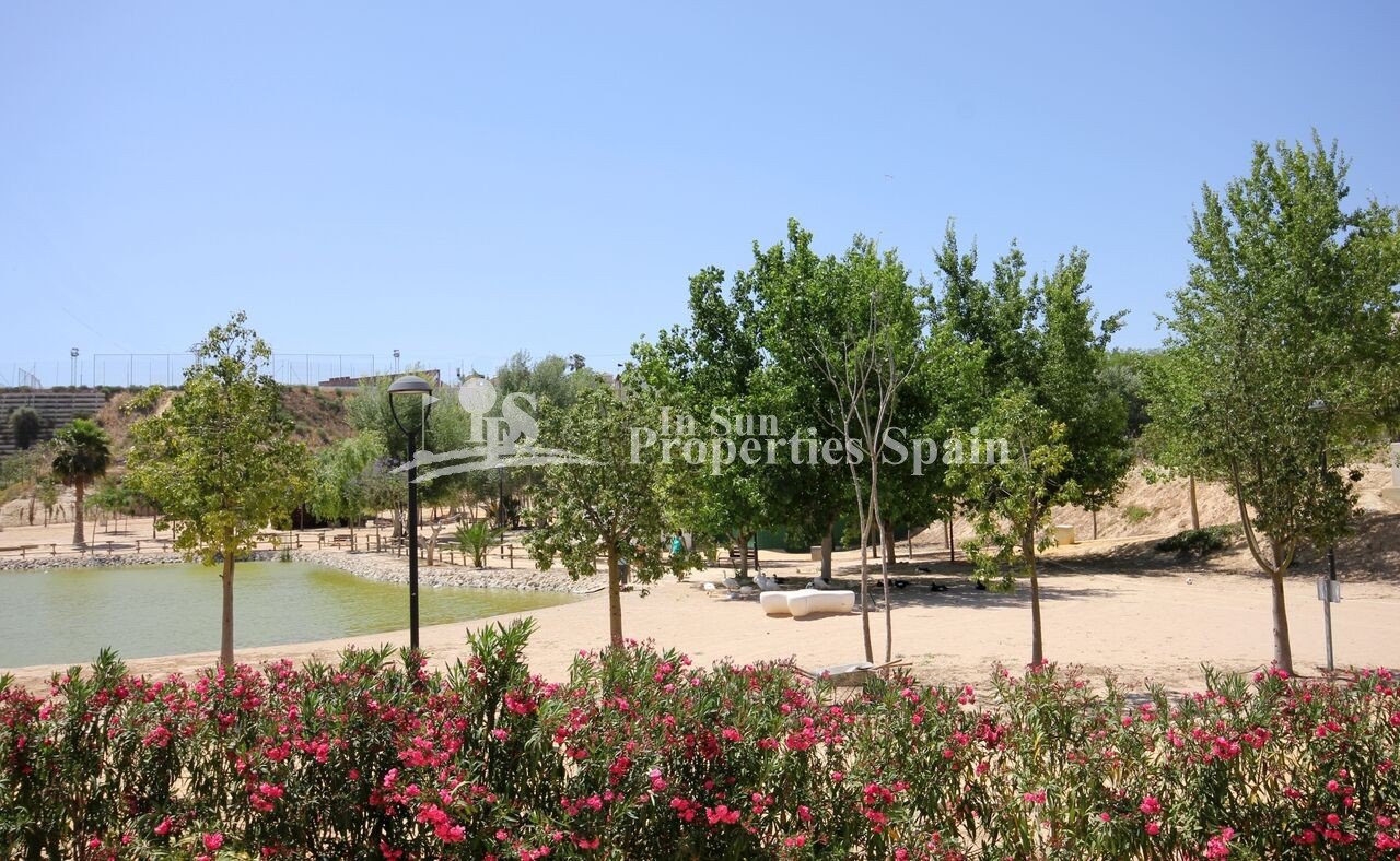 NEUBAU, HERRLICHE VILLA IN BENIJOFAR mit Garten und privatem Pool. 
 
Diese Villa im modernen Stil von 134m2 besteht aus einem geräumigen