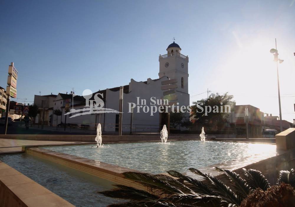 NEUBAU, HERRLICHE VILLA IN BENIJOFAR mit Garten und privatem Pool. 
 
Diese Villa im modernen Stil von 134m2 besteht aus einem geräumigen