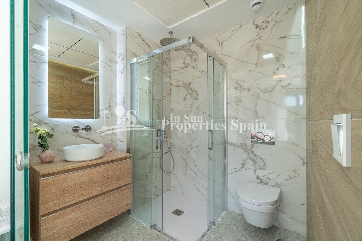 NEUBAU WOHNANLAGE ERDGESCHOSS APARTMENT MIT 3 SCHLAFZIMMERN IN LOS BALCONES, TORREVIEJA 
 
Dieses 82m2 grosse Erdgeschoss Apartment in mo