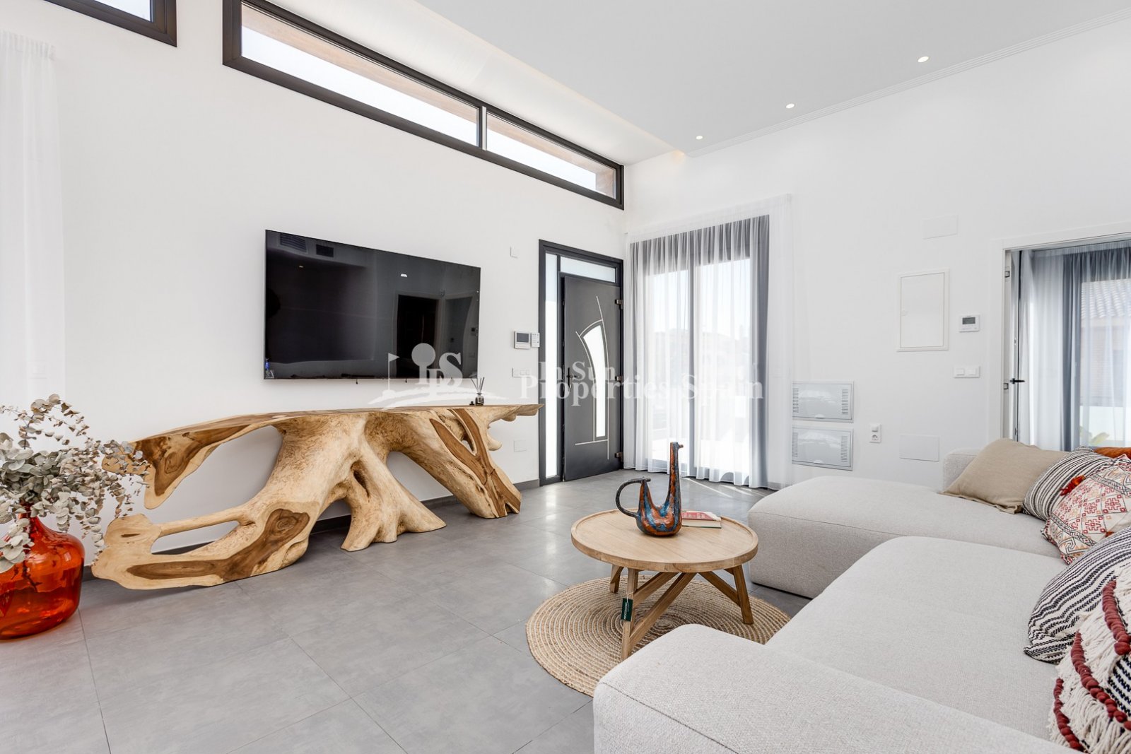 SCHÖNE MEDITERRANE VILLA, FREISTEHEND, IN TORREVIEJA nur 60m zum Strand mit Meerblick.
 
Diese 310m2 Villa ist auf einem Grundstück von 3