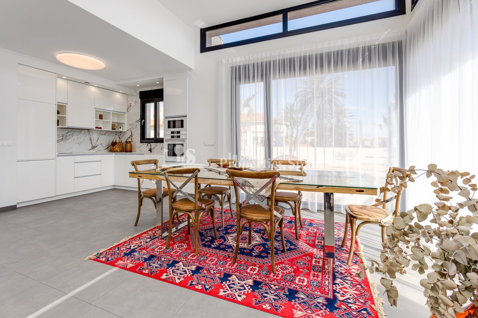 SCHÖNE MEDITERRANE VILLA, FREISTEHEND, IN TORREVIEJA nur 60m zum Strand mit Meerblick.
 
Diese 310m2 Villa ist auf einem Grundstück von 3