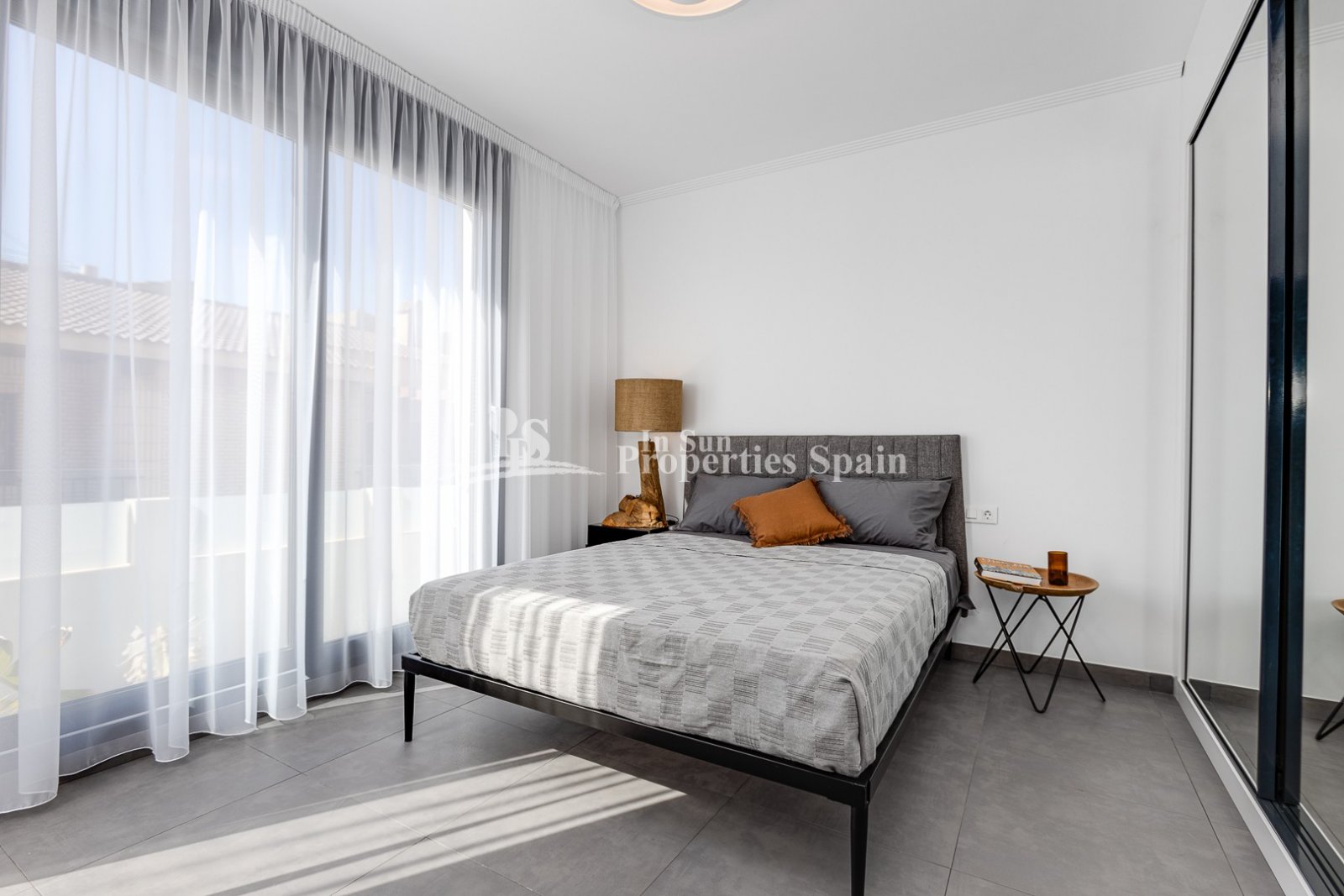 SCHÖNE MEDITERRANE VILLA, FREISTEHEND, IN TORREVIEJA nur 60m zum Strand mit Meerblick.
 
Diese 310m2 Villa ist auf einem Grundstück von 3