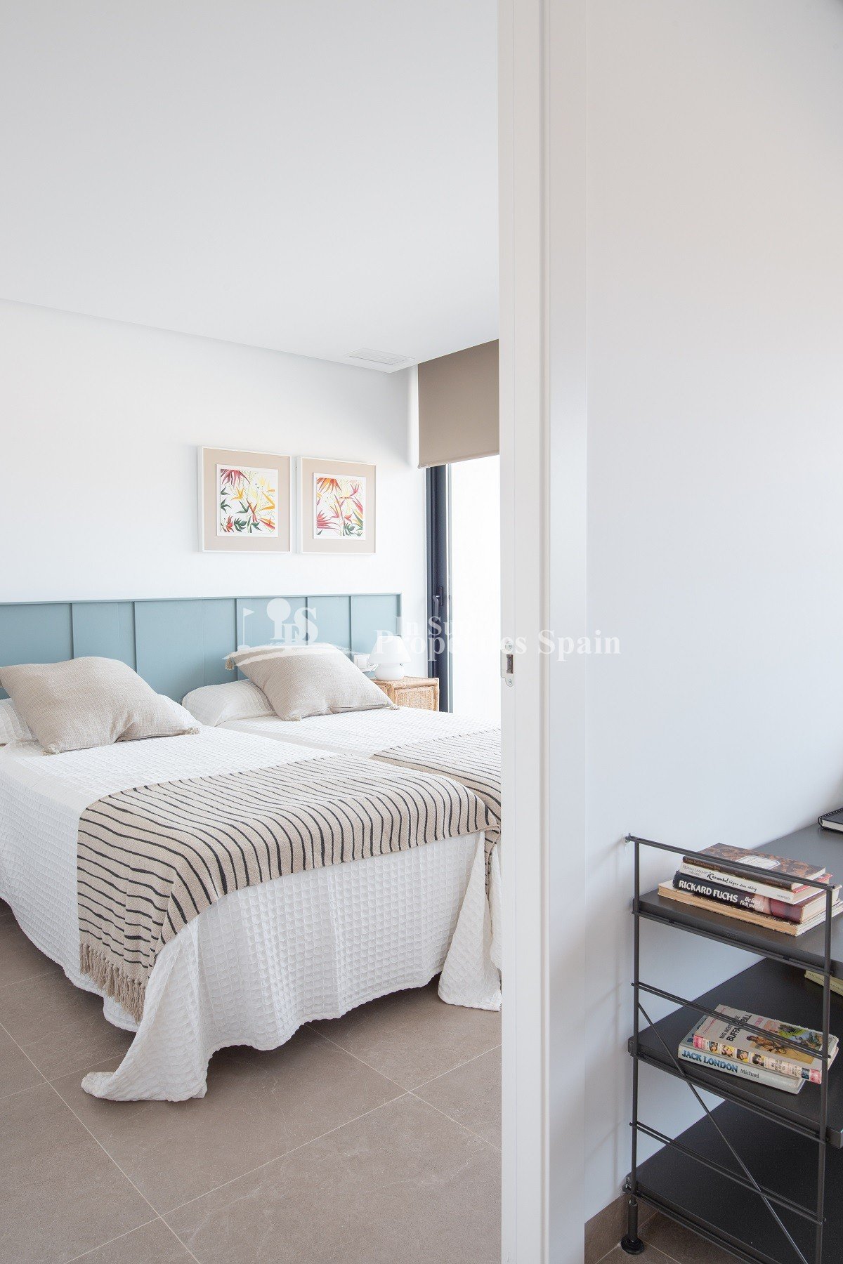 
												Diese außergewöhnliche, 195 m² große, freistehende Luxusvilla befindet sich auf einem 500 m² großen Grundstück in der prestigeträchtigen 