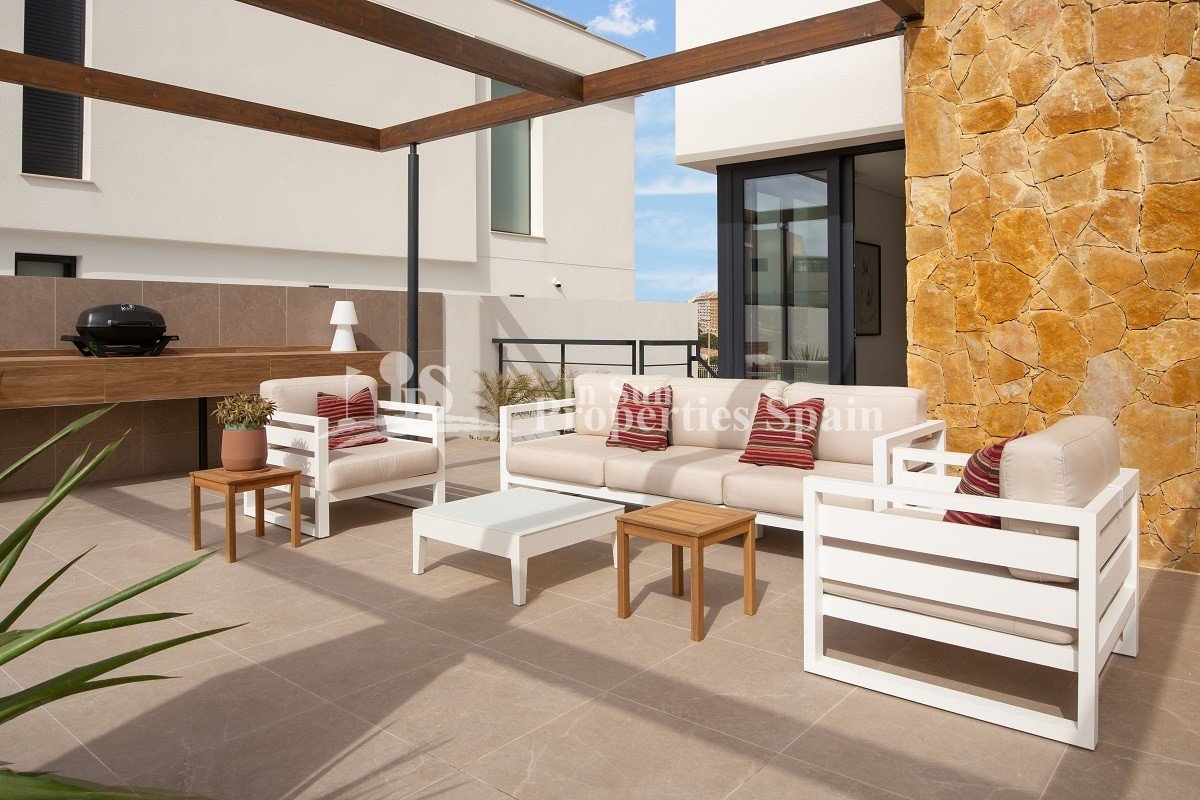 
												Diese außergewöhnliche, 195 m² große, freistehende Luxusvilla befindet sich auf einem 500 m² großen Grundstück in der prestigeträchtigen 