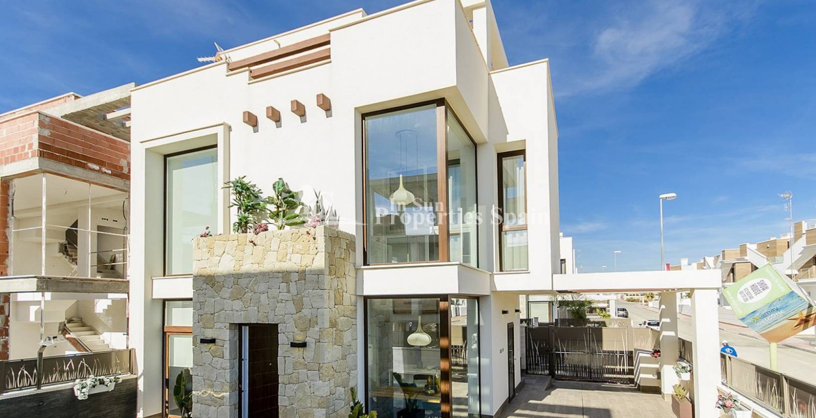 FANTASTISCHE FREISTEHENDE DESIGN-VILLA in ROJALES mit privatem Pool und Garten. 
 
Diese freistehende Villa von 109m2 mit Südausrichtung