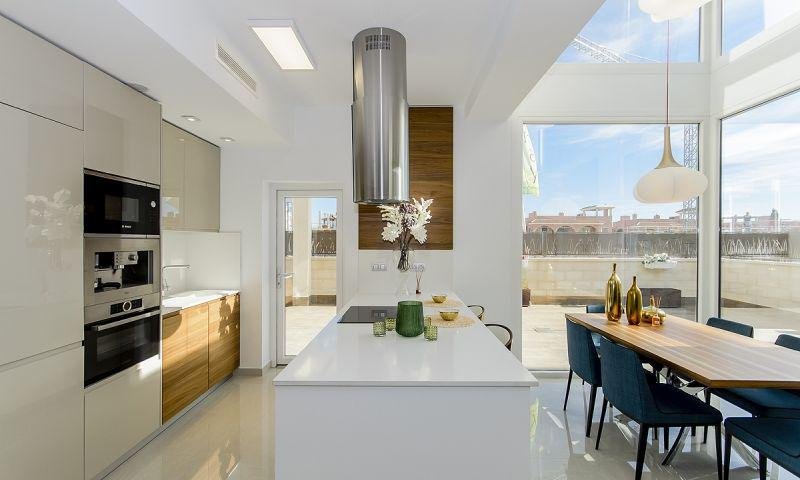 FANTASTISCHE FREISTEHENDE DESIGN-VILLA in ROJALES mit privatem Pool und Garten. 
 
Diese freistehende Villa von 109m2 mit Südausrichtung