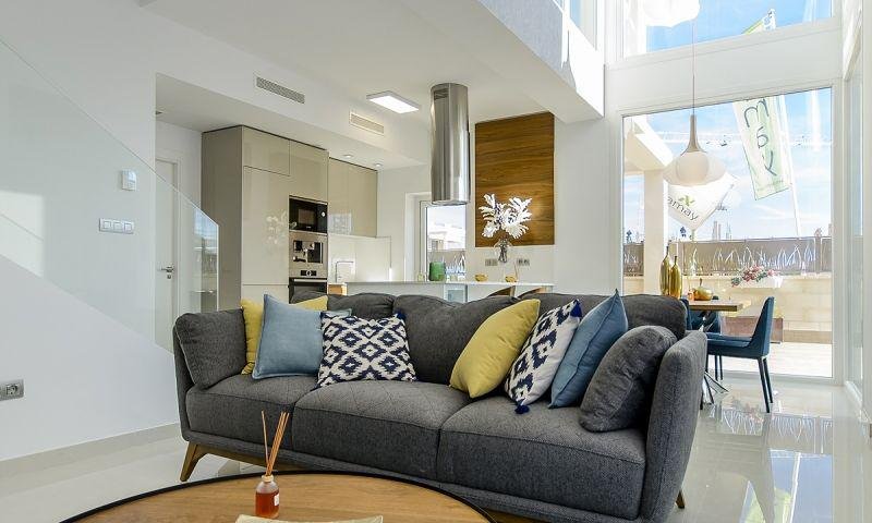 FANTASTISCHE FREISTEHENDE DESIGN-VILLA in ROJALES mit privatem Pool und Garten. 
 
Diese freistehende Villa von 109m2 mit Südausrichtung