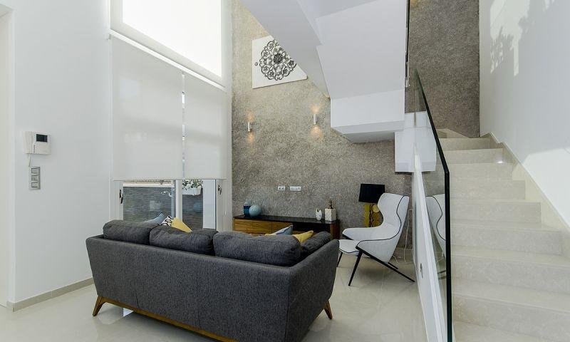 FANTASTISCHE FREISTEHENDE DESIGN-VILLA in ROJALES mit privatem Pool und Garten. 
 
Diese freistehende Villa von 109m2 mit Südausrichtung