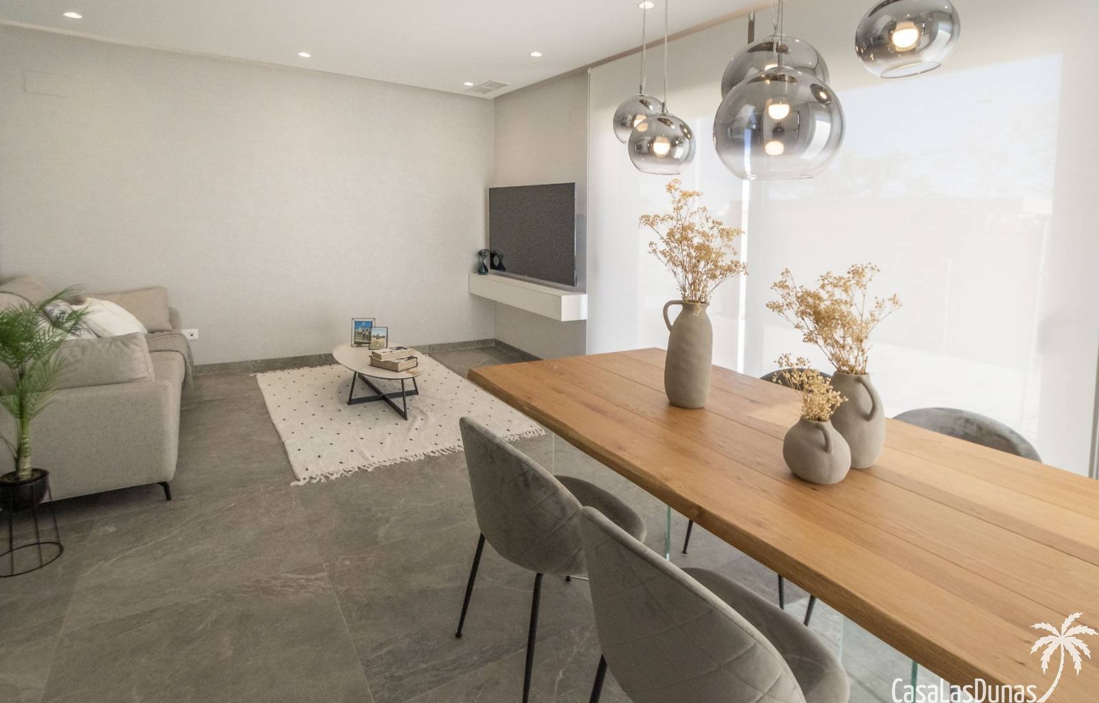 Schöne neue Villen von 128 m2 mit privatem Pool in Pilar de la Horadada. Die Häuser verfügen über 3 Schlafzimmer und 3 Badezimmer und verteilen sich