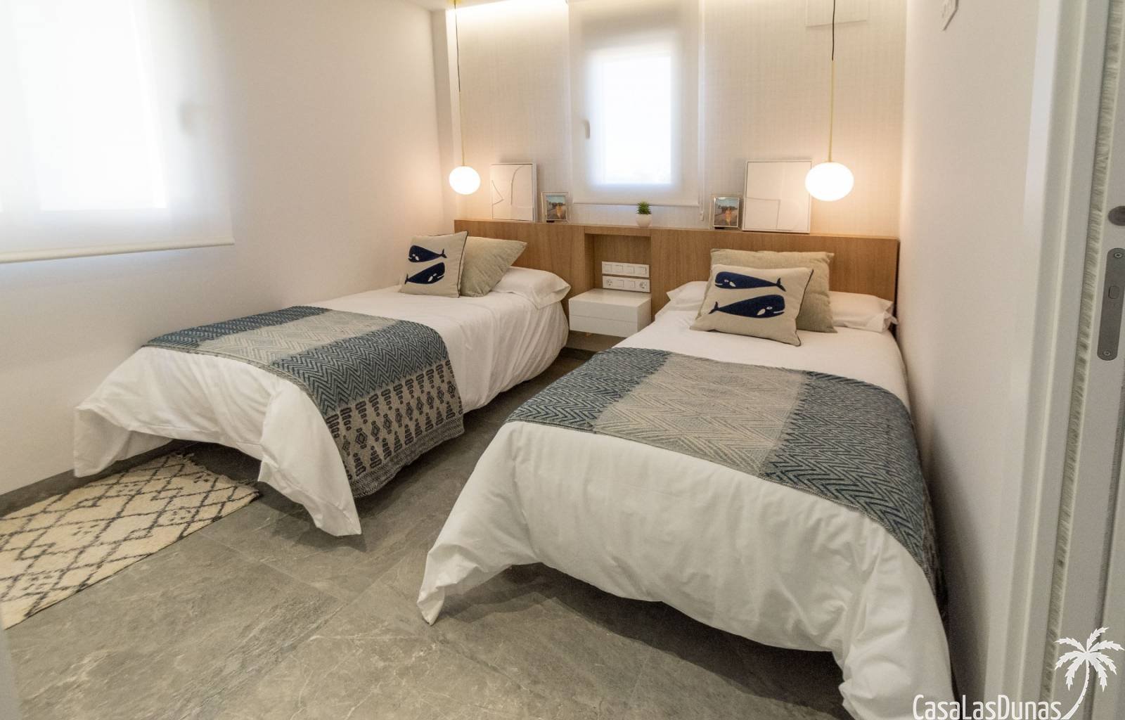 Schöne neue Villen von 128 m2 mit privatem Pool in Pilar de la Horadada. Die Häuser verfügen über 3 Schlafzimmer und 3 Badezimmer und verteilen sich