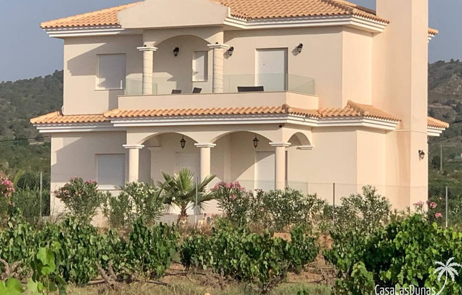 Bauen Sie Ihre eigene Traumvilla in Pinoso ! Es besteht die Möglichkeit, zwischen einem traditionellen Baustil und einem modernen Stil zu wählen. Das