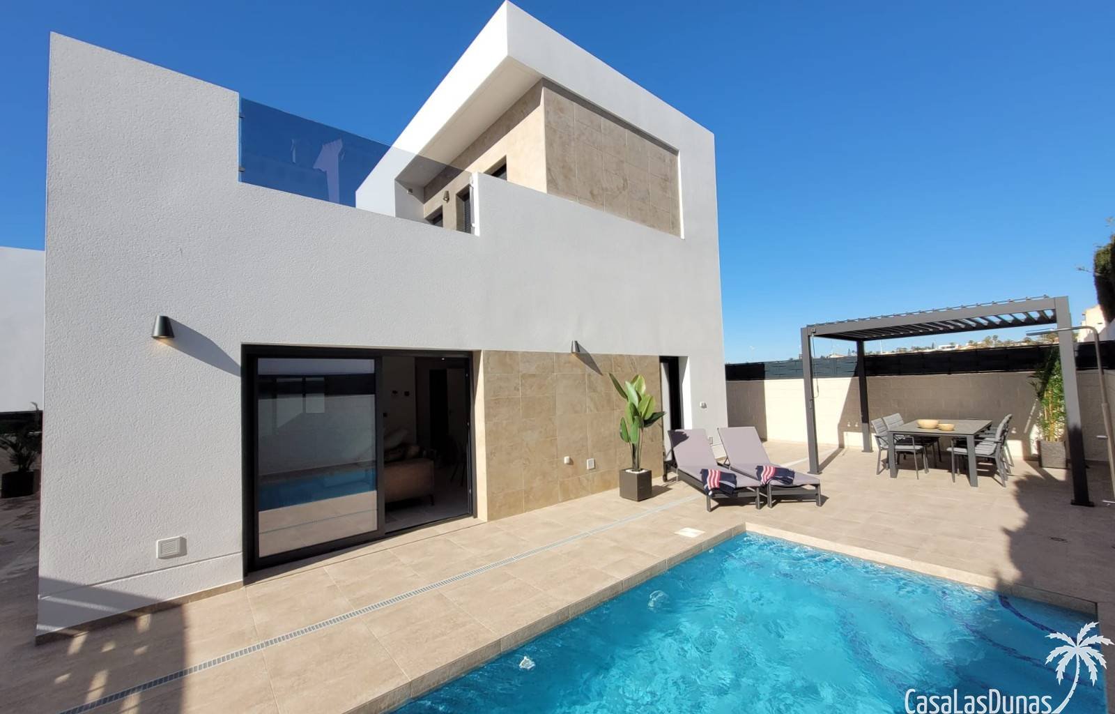 Casa Tortuga ist das ideale Ziel für einen unbeschwerten Urlaub in der sonnigen Stadt Ciudad Quesada, Rojales. Diese moderne und geschmackvoll einger