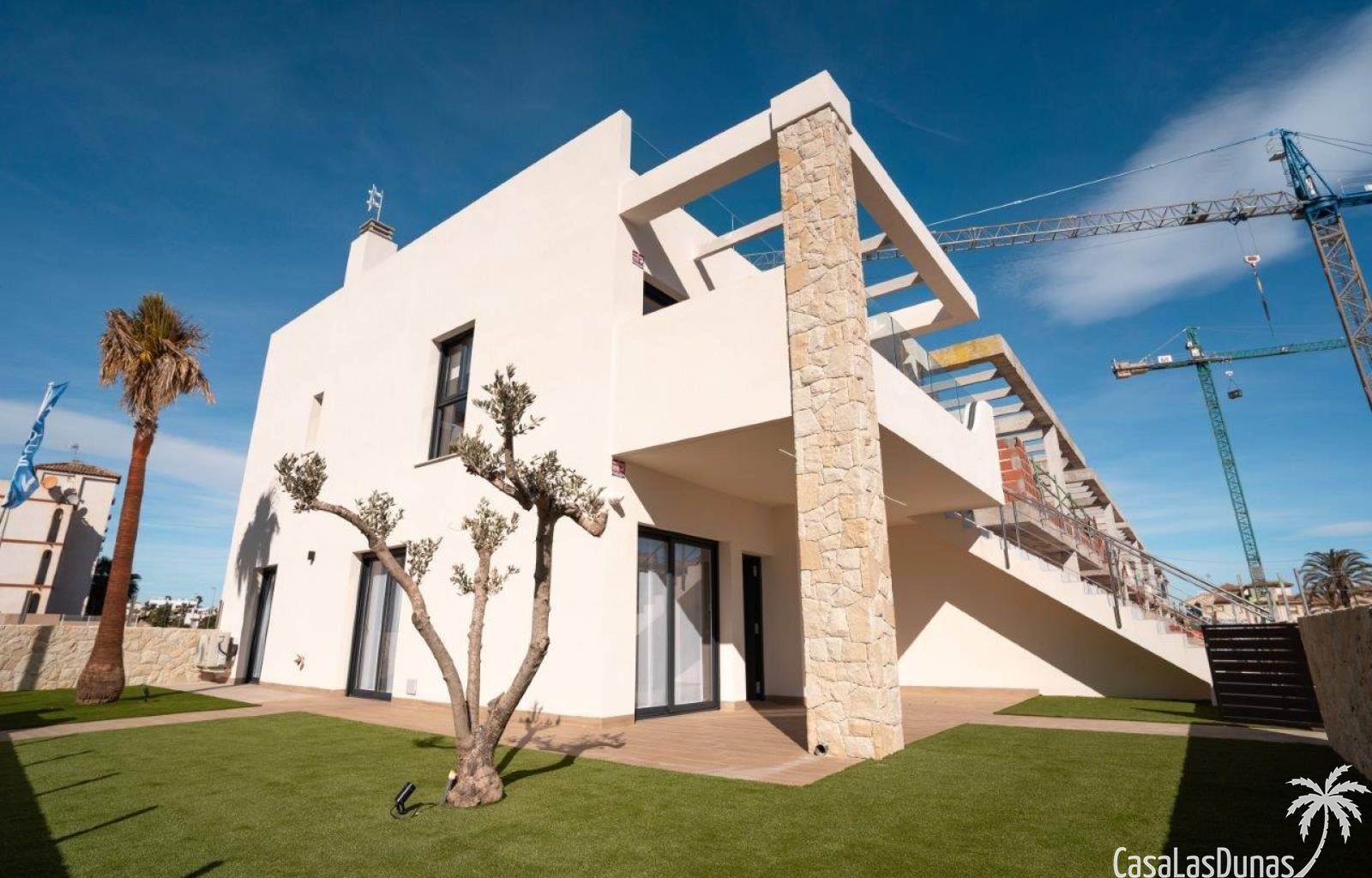 In der Nähe von Annehmlichkeiten und dennoch nur 2,3 Kilometer von den wunderschönen Sandstränden von Torre de la Horadada entfernt finden wir diesen