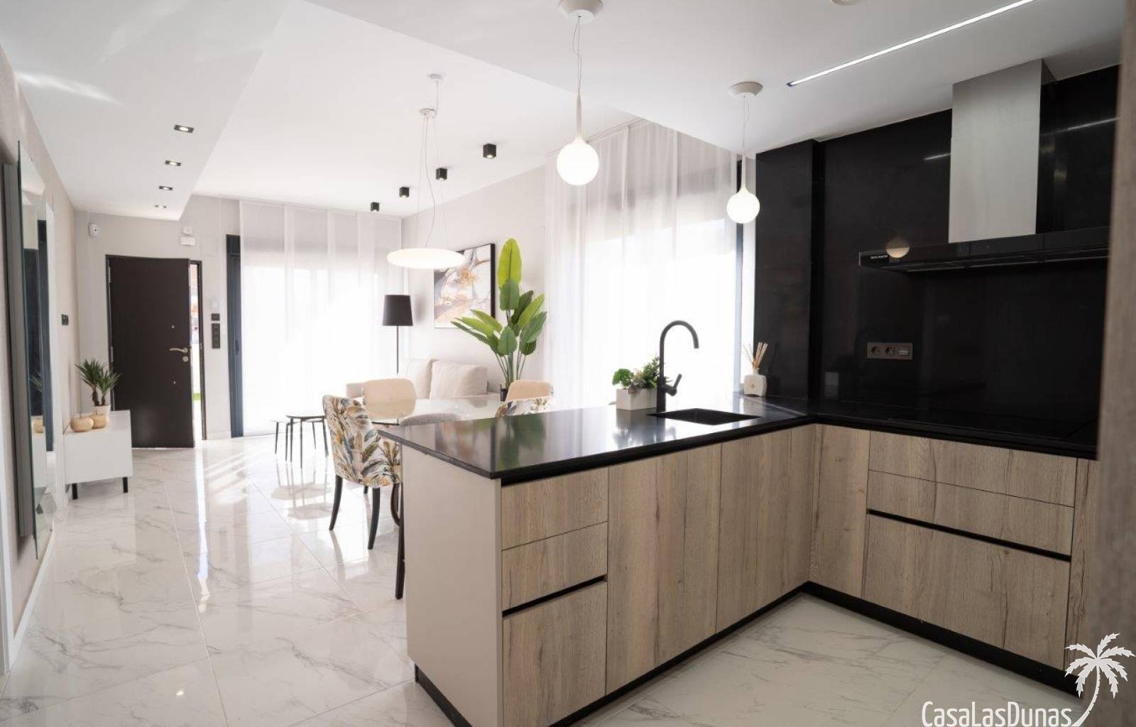 In der Nähe von Annehmlichkeiten und dennoch nur 2,3 Kilometer von den wunderschönen Sandstränden von Torre de la Horadada entfernt finden wir diesen