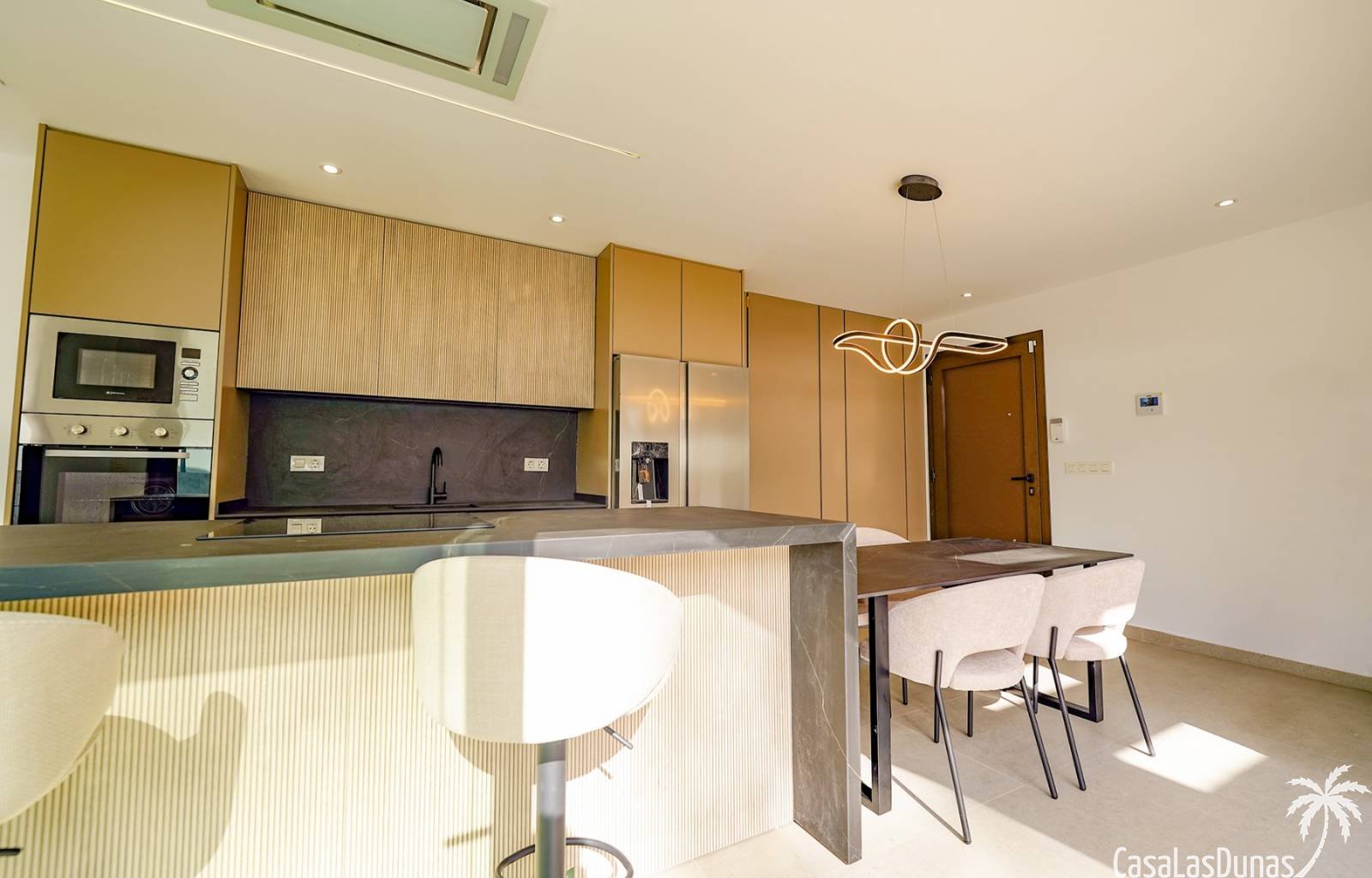 Entdecken Sie diese herrlichen Villen in Rojales. Jede Villa verfügt über 3 Schlafzimmer und 3 Badezimmer, zwei davon en-suite. Diese modernen Häuser