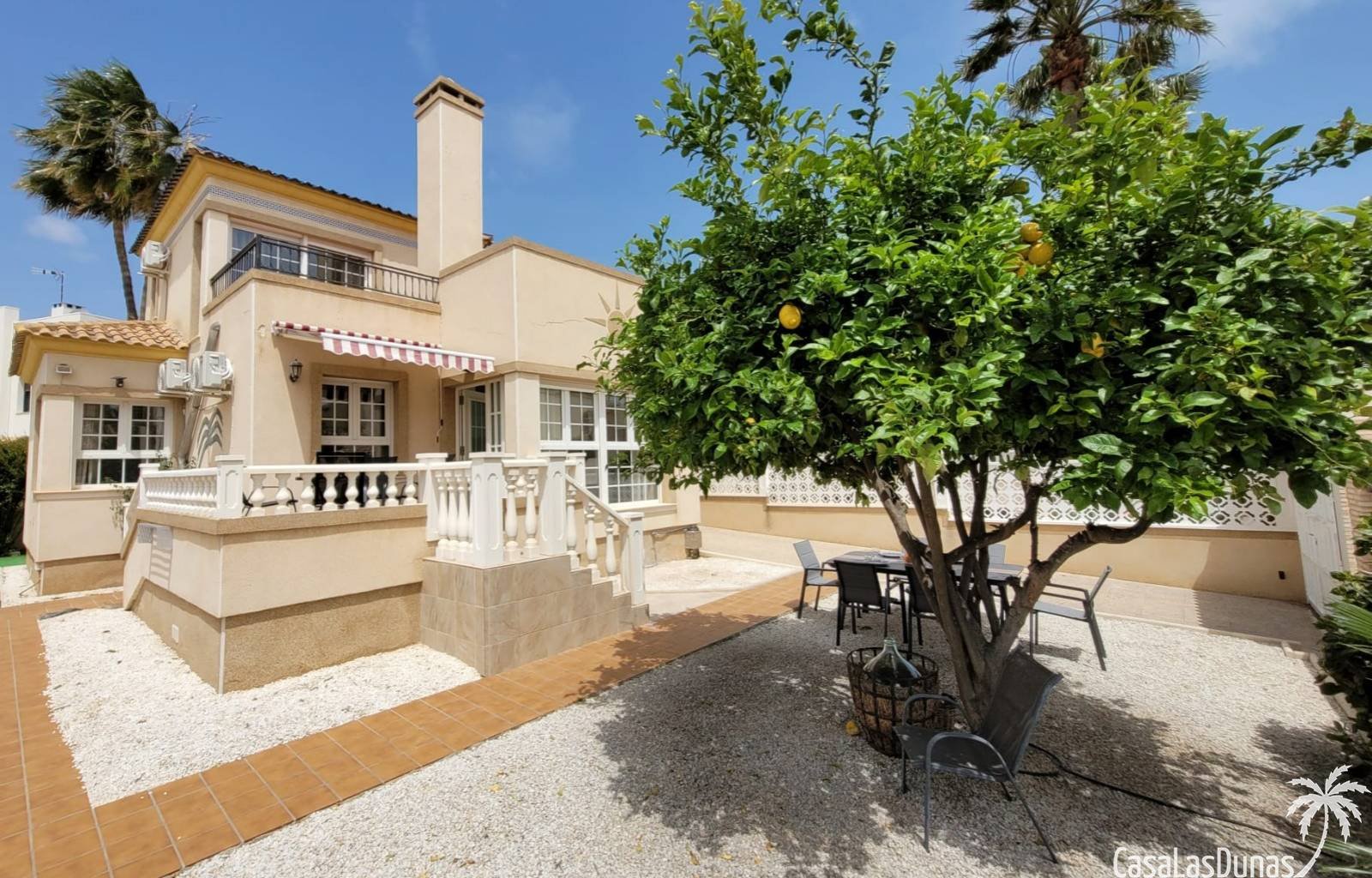 Eine Oase der Ruhe in dieser herrlichen, freistehenden Villa, nur einen Steinwurf von allen Annehmlichkeiten entfernt! Stellen Sie sich vor, Sie sitz