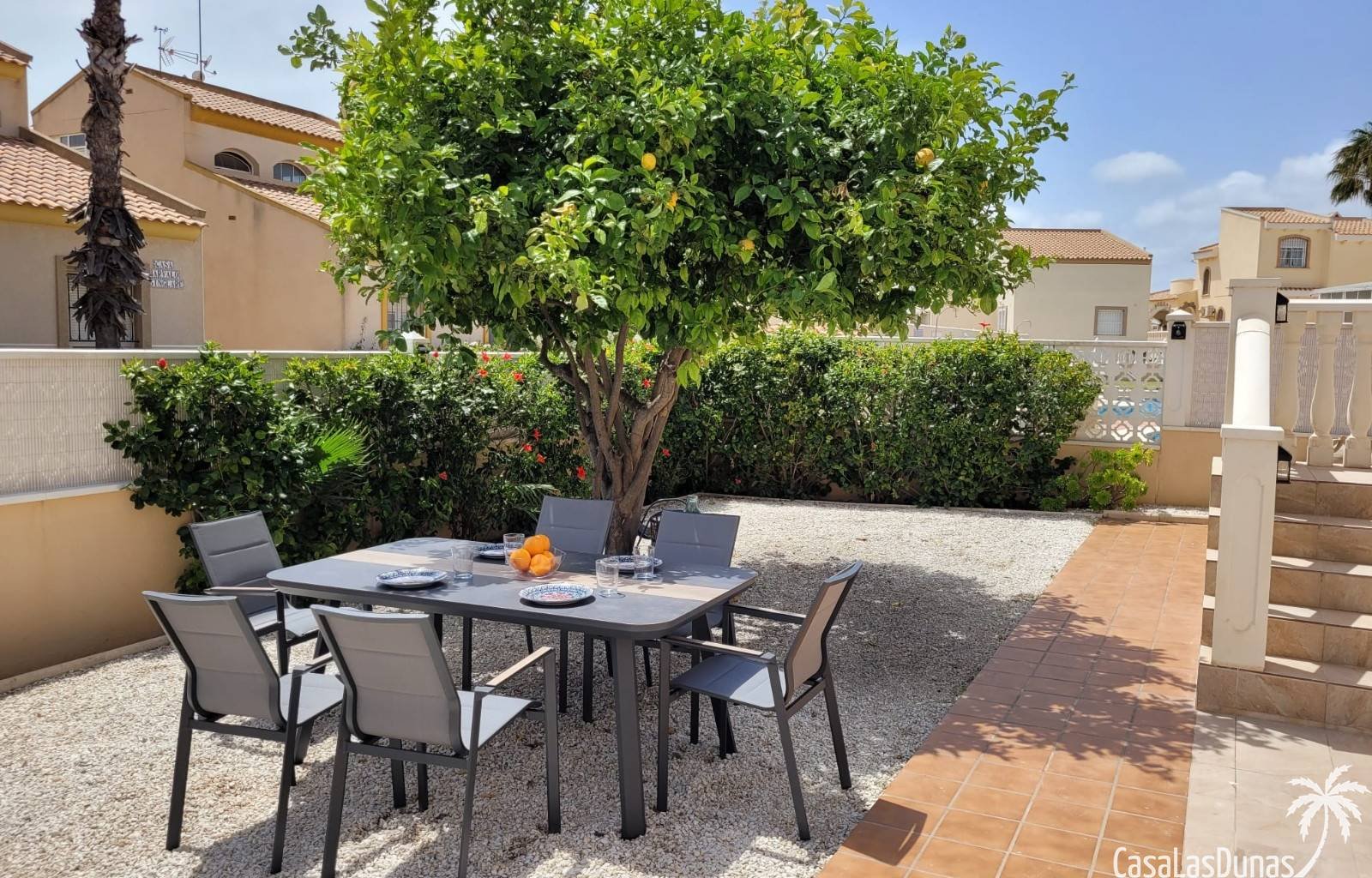 Eine Oase der Ruhe in dieser herrlichen, freistehenden Villa, nur einen Steinwurf von allen Annehmlichkeiten entfernt! Stellen Sie sich vor, Sie sitz