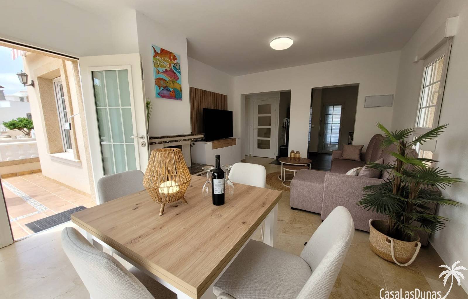 Eine Oase der Ruhe in dieser herrlichen, freistehenden Villa, nur einen Steinwurf von allen Annehmlichkeiten entfernt! Stellen Sie sich vor, Sie sitz