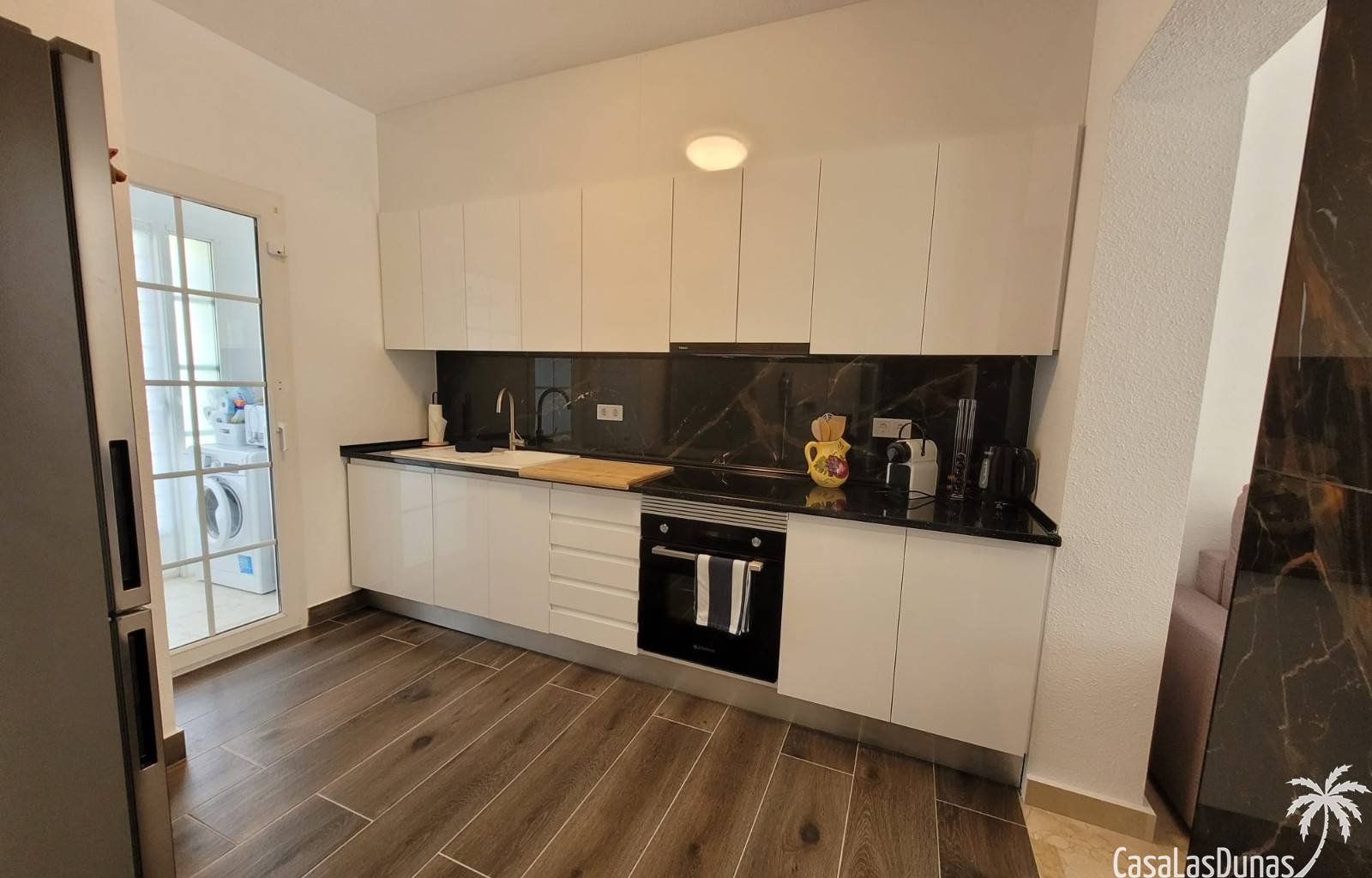 Eine Oase der Ruhe in dieser herrlichen, freistehenden Villa, nur einen Steinwurf von allen Annehmlichkeiten entfernt! Stellen Sie sich vor, Sie sitz