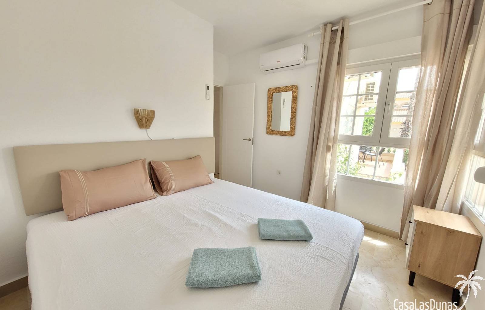 Eine Oase der Ruhe in dieser herrlichen, freistehenden Villa, nur einen Steinwurf von allen Annehmlichkeiten entfernt! Stellen Sie sich vor, Sie sitz