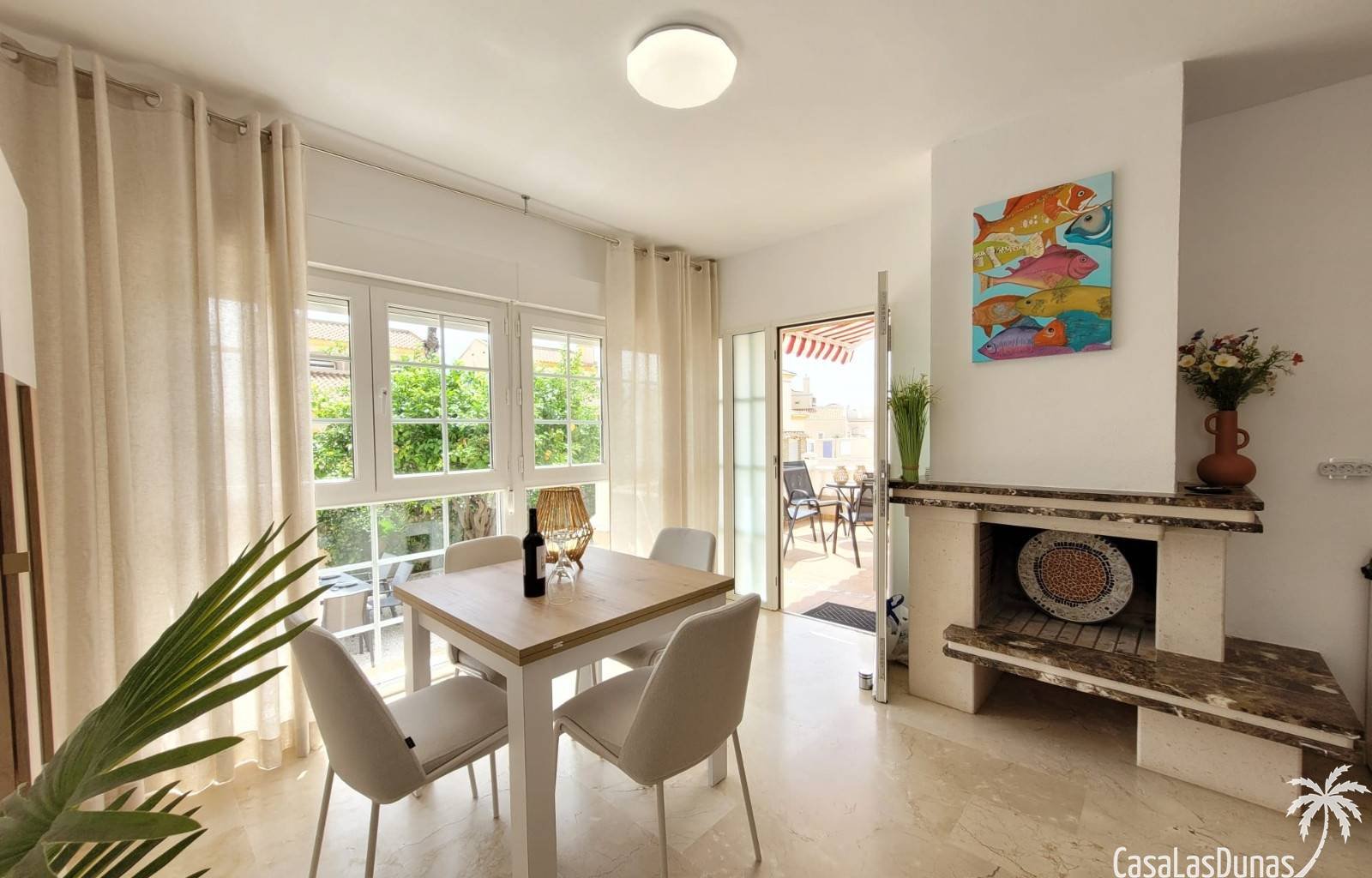 Eine Oase der Ruhe in dieser herrlichen, freistehenden Villa, nur einen Steinwurf von allen Annehmlichkeiten entfernt! Stellen Sie sich vor, Sie sitz