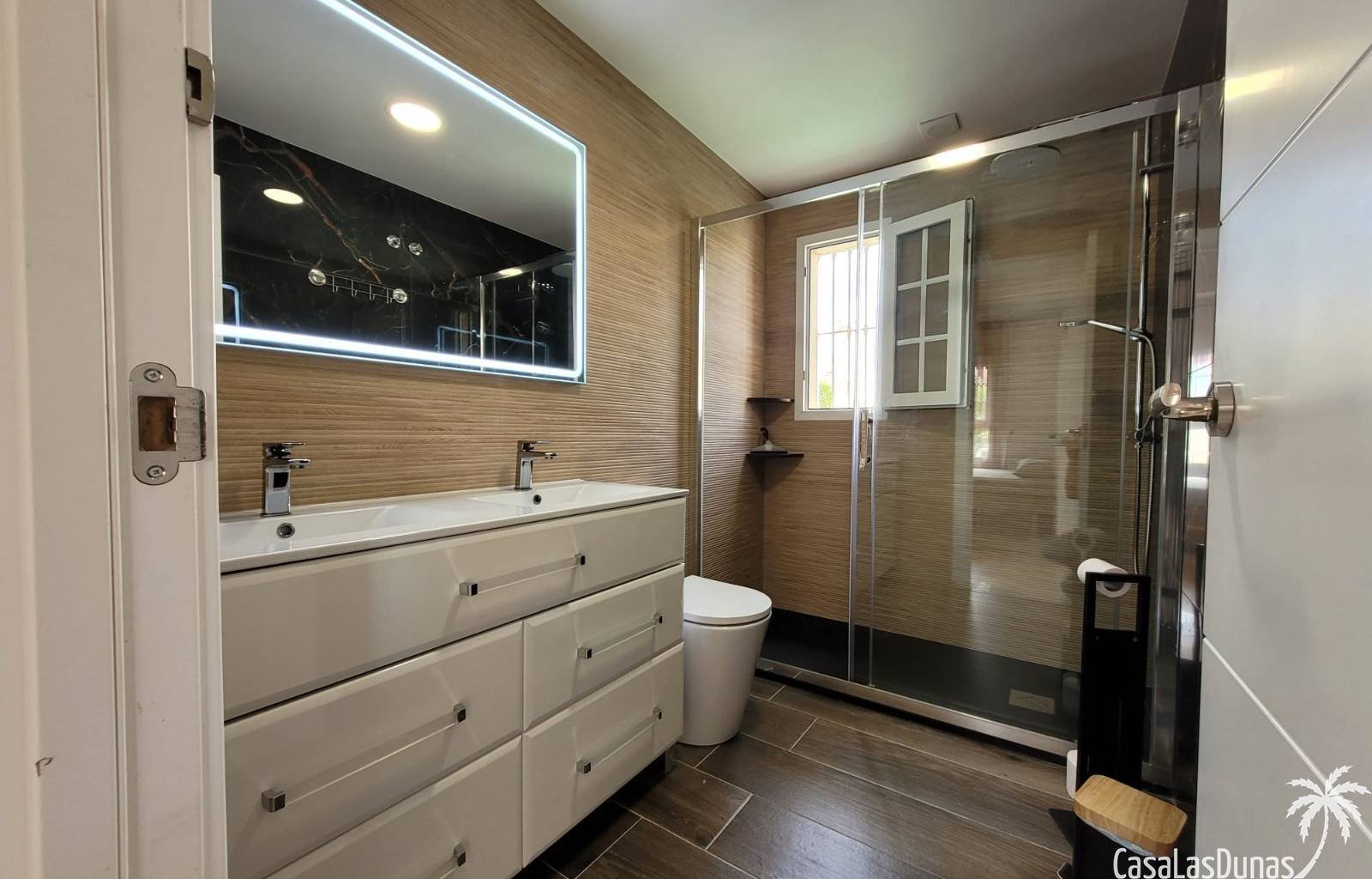 Eine Oase der Ruhe in dieser herrlichen, freistehenden Villa, nur einen Steinwurf von allen Annehmlichkeiten entfernt! Stellen Sie sich vor, Sie sitz