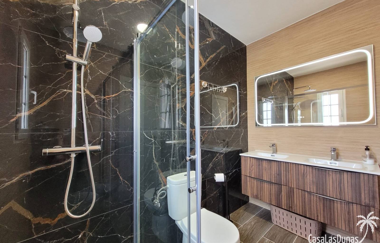 Eine Oase der Ruhe in dieser herrlichen, freistehenden Villa, nur einen Steinwurf von allen Annehmlichkeiten entfernt! Stellen Sie sich vor, Sie sitz