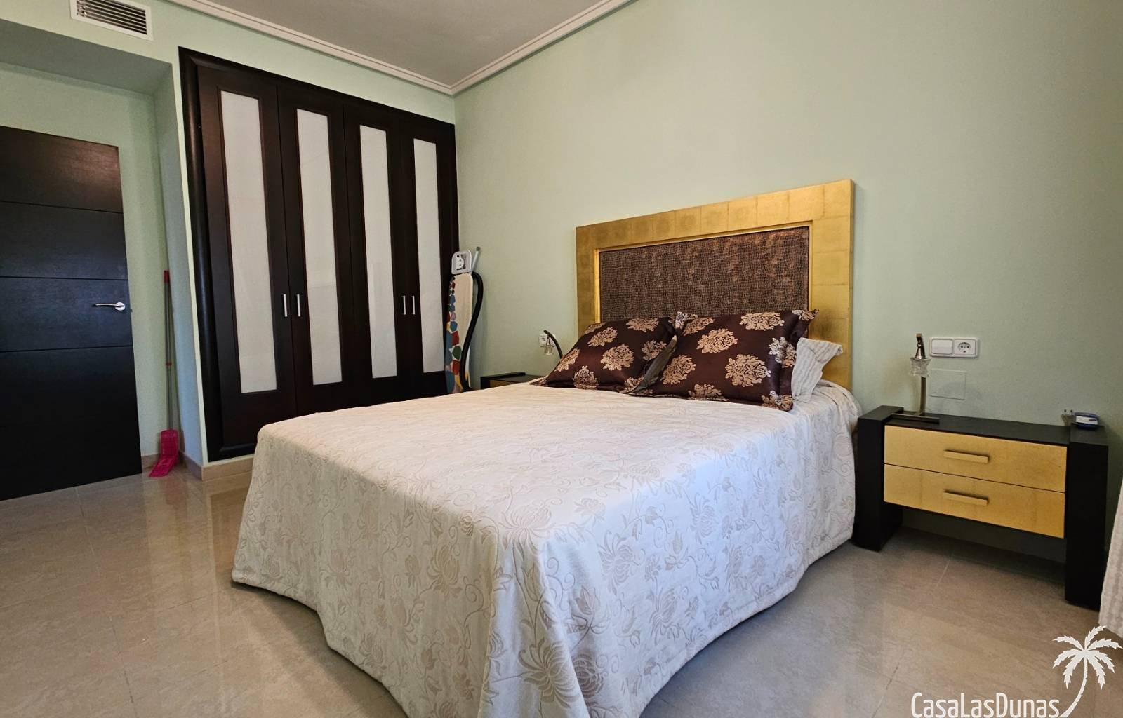 Wir sind stolz, Ihnen diese prächtige, perfekt gepflegte traditionelle spanische Villa anbieten zu können, die in einer prestigeträchtigen Gegend der