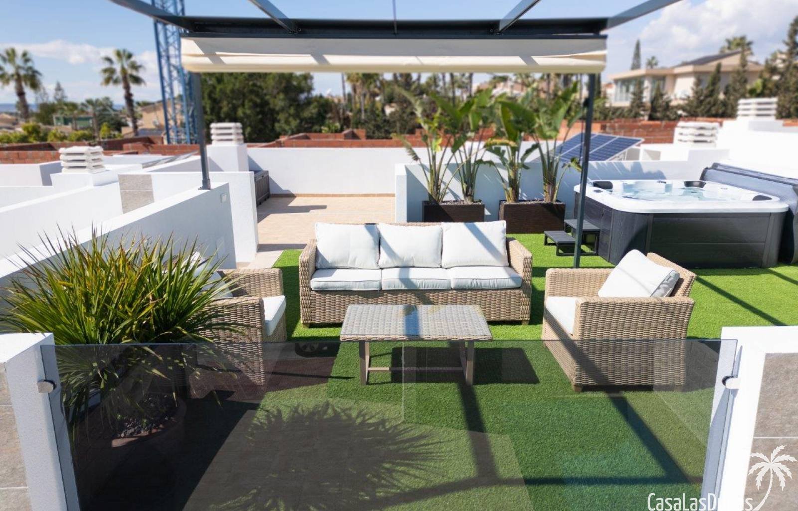 Im Herzen der Wohnanlage La Marina, in einer ruhigen Gegend, liegt dieses neue Projekt mit 15 freistehenden Villen und Doppelhaushälften. Alle Häuser