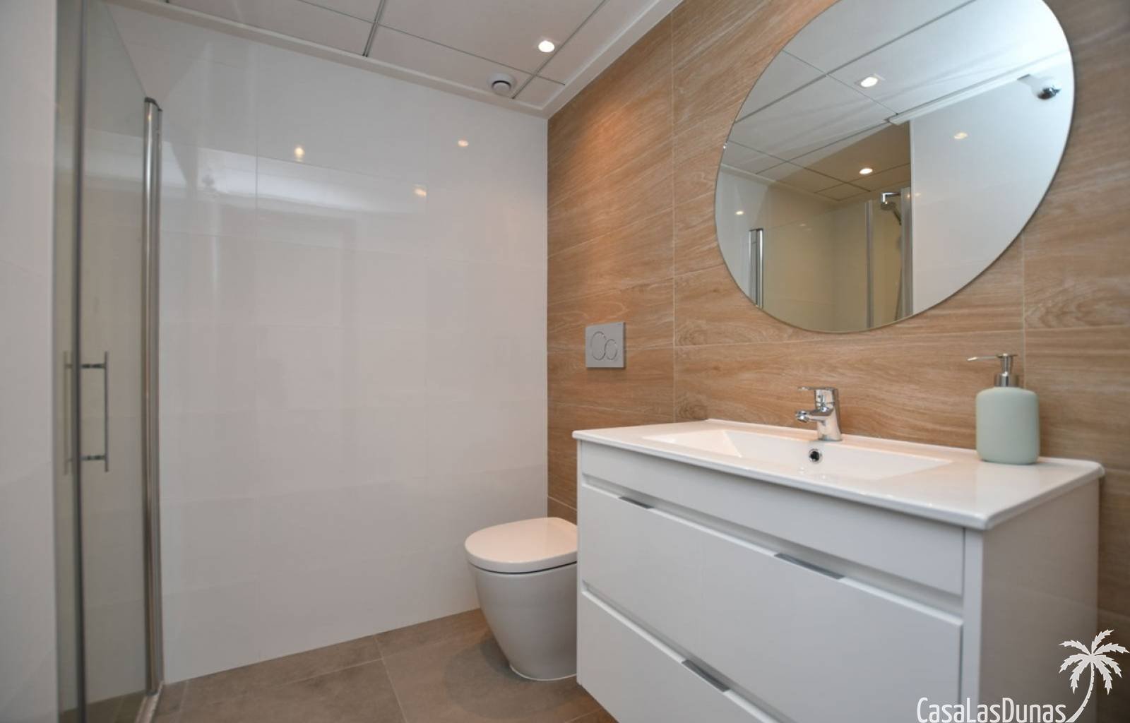 Diese elegante, neu gebaute Dachgeschosswohnung befindet sich im ruhigen und grünen Viertel La Cañada, etwas außerhalb des geschäftigen Dorfzentrums