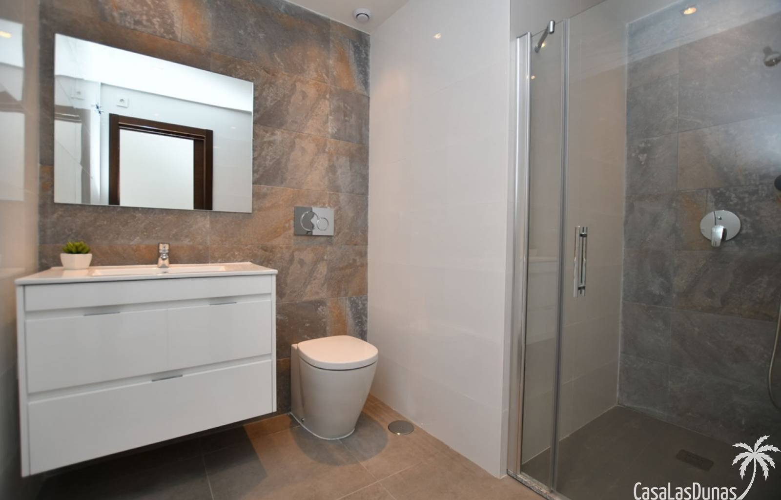 Diese elegante, neu gebaute Dachgeschosswohnung befindet sich im ruhigen und grünen Viertel La Cañada, etwas außerhalb des geschäftigen Dorfzentrums