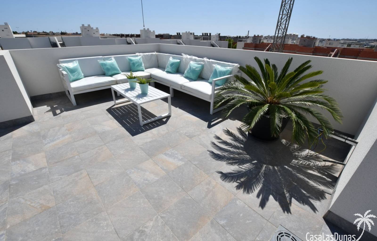 Diese elegante, neu gebaute Dachgeschosswohnung befindet sich im ruhigen und grünen Viertel La Cañada, etwas außerhalb des geschäftigen Dorfzentrums