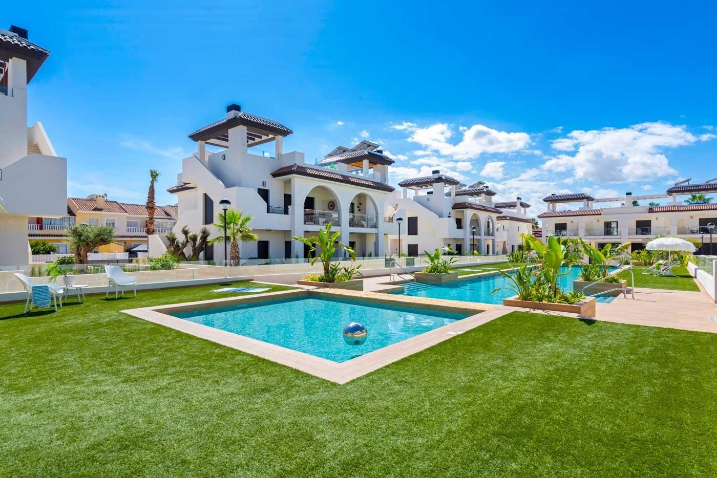 NEU GEBAUTE WOHNANLAGE IN ROJALES
Neubau-Wohnanlage mit Bungalowwohnungen, Reihenhäusern und Doppelhaushälften in Rojales.
Moderne Neub